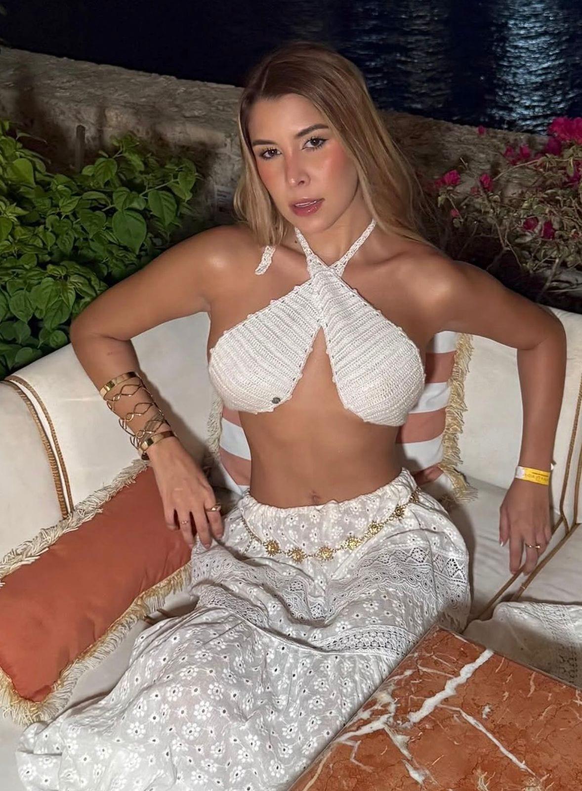Top Amelia